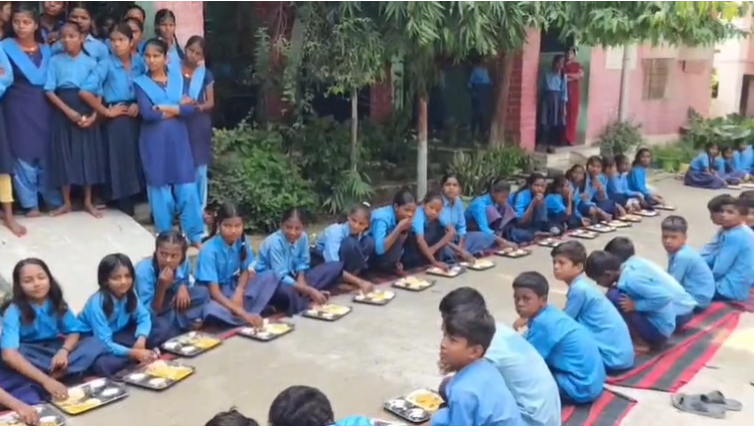 जहानाबाद के सरकारी स्कूल में बच्चों के बीच बैठकर डीएम ने खाया मिड-डे मील, कम उपस्थिति पर जताई नाराजगी