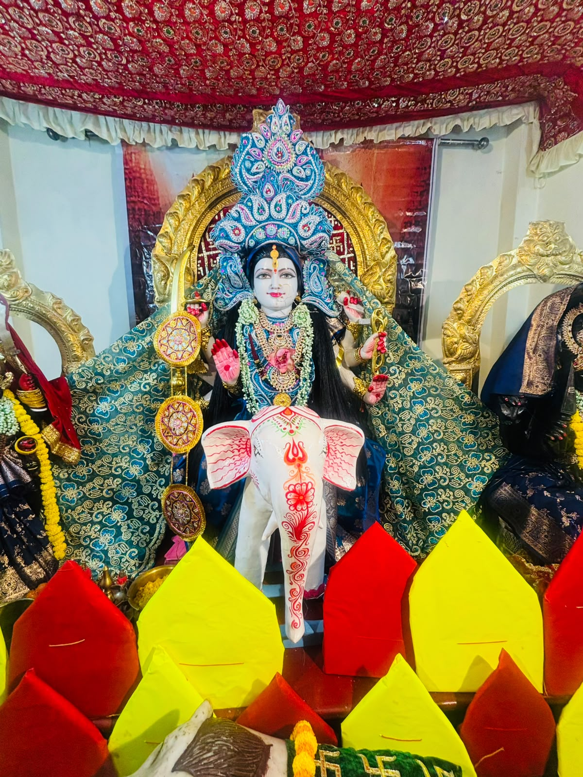 मां दुर्गा का पट खुलते ही मंदिरों और पूजा पंडालों में उमड़ी श्रद्धालुओं की भारी भीड़, मईया के जयकारों से गूंज उठा पूरा इलाका