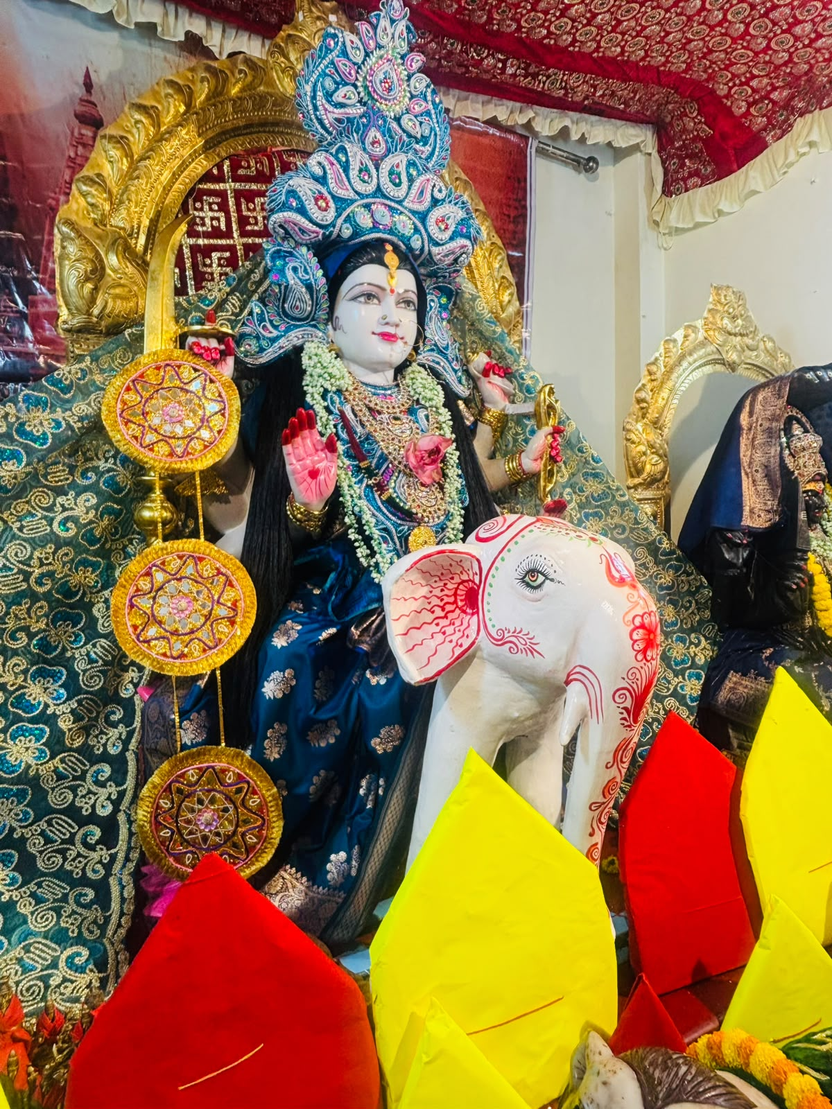 मां दुर्गा का पट खुलते ही मंदिरों और पूजा पंडालों में उमड़ी श्रद्धालुओं की भारी भीड़, मईया के जयकारों से गूंज उठा पूरा इलाका