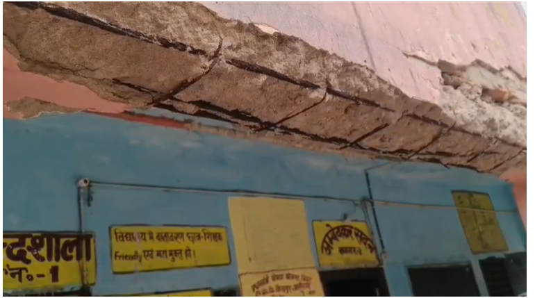 बिहार में ‘जुगाड़ टेक्नोलॉजी’ पर टिका सरकारी स्कूल: बेंच-डेस्क के सहारे छत का पिलर, जर्जर भवन में 191 बच्चों की जान जोखिम में