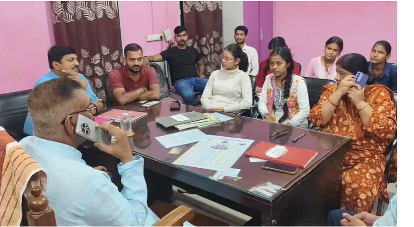 बेगूसराय SK महिला कॉलेज में 21 लाख की कथित गड़बड़ी पर बवाल, ABVP ने 4 घंटे तक किया प्राचार्य का घेराव