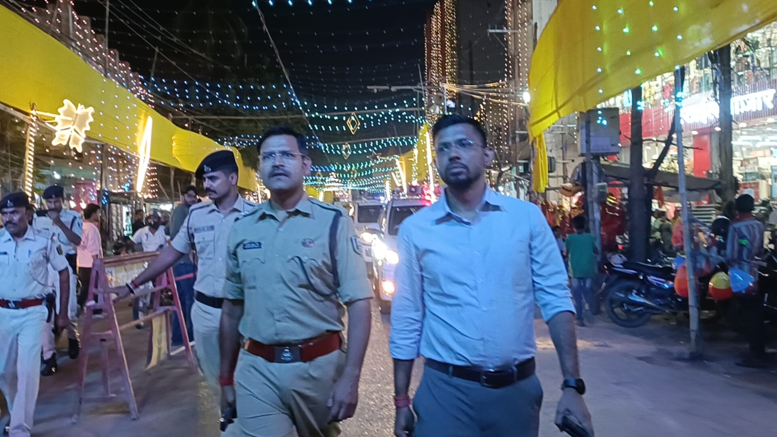 मुजफ्फरपुर में DM-SSP ने पूजा पंडालों का किया निरीक्षण, सुरक्षा और भीड़ नियंत्रण को लेकर दिए आवश्यक निर्देश