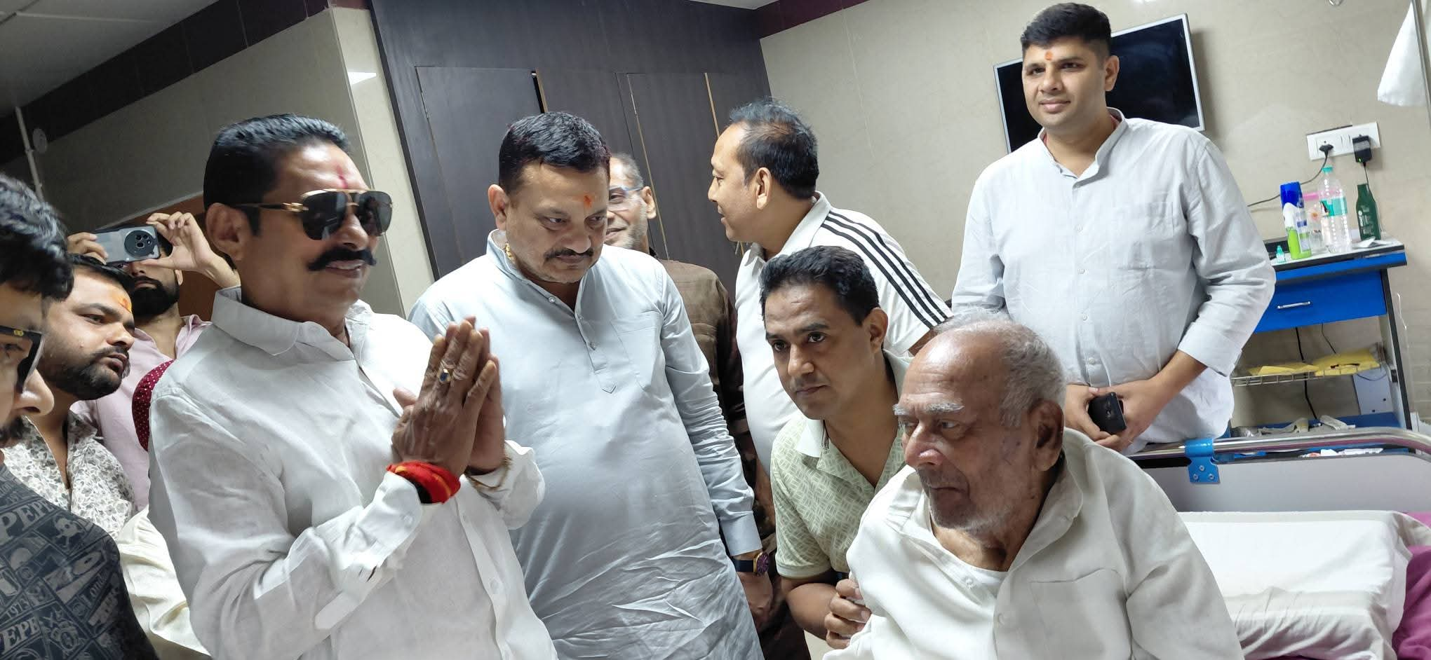 MLC चुनाव के बीच वशिष्ठ नारायण सिंह से मिलने IGIMS पहुंचे अनंत सिंह, बोले-'हमरा मोबाइलवा से पता चललों कि दादा बीमार हखिन'