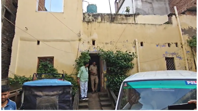 क्या यही शराबबंदी है? बिहार में विदेशी शराब की बड़ी खेप बरामद, ट्रंक-फ्रिज और बर्तनों में छिपाकर रखी गई थी लाखों रूपये की वाइन