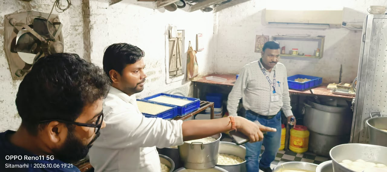 त्योहार से पहले मिलावटखोरों पर शिकंजा, सीतामढ़ी में मिठाई और केक की दुकानों पर रेड