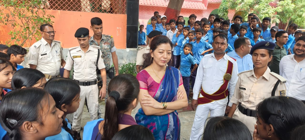 जहानाबाद के सरकारी स्कूल में बच्चों के बीच बैठकर डीएम ने खाया मिड-डे मील, कम उपस्थिति पर जताई नाराजगी