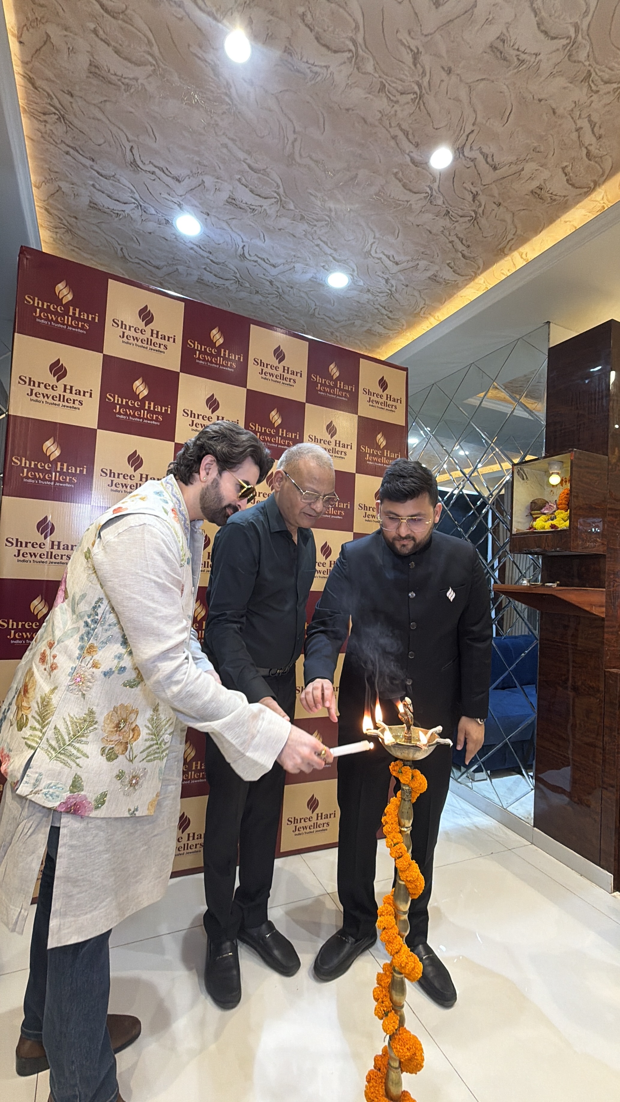 पटना के फ्रेजर रोड में श्री हरि ज्वेलर्स के छठे शोरूम का उद्घाटन, बॉलीवुड एक्टर नील नितिन मुकेश ने किया शुभारंभ