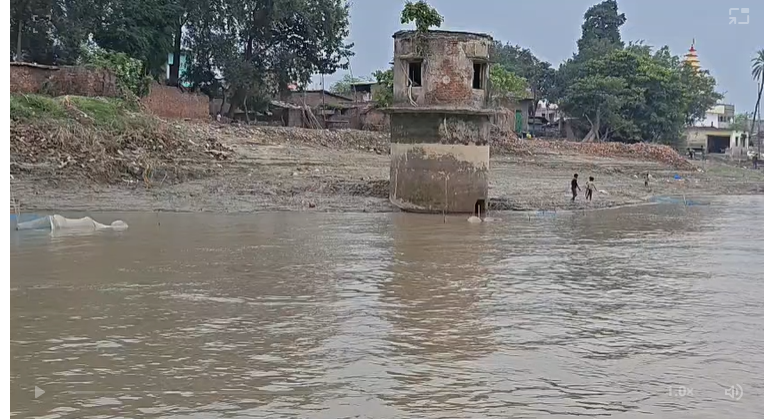 मुंगेर में डीएम ने नाव से किया छठ घाटों का निरीक्षण, बैरिकेडिंग के निर्देश
