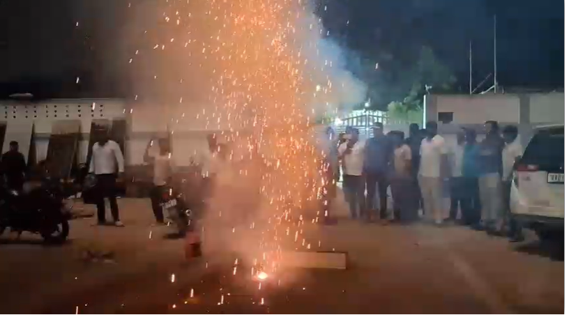 जेडीयू से निष्कासन के बाद अनंत सिंह के आवास पर जश्न, समर्थकों ने की आतिशबाजी, नई पार्टी बनाने का दावा