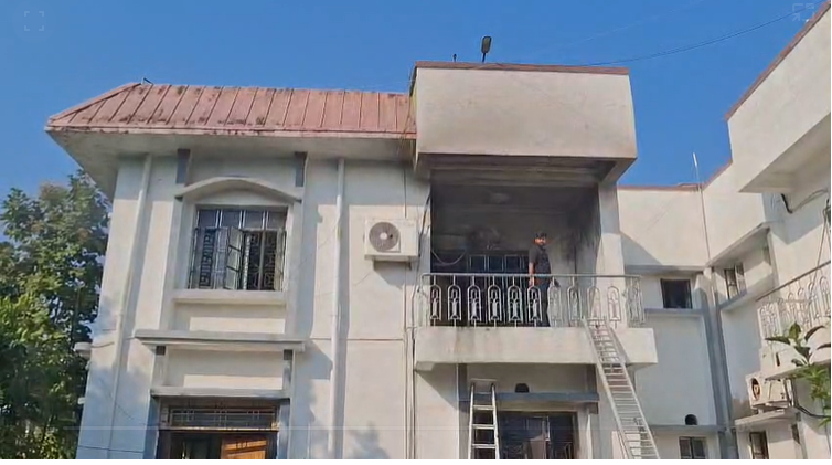 गया सर्किट हाउस में AC ब्लास्ट से लगी आग, बगल के रूम में पत्नी के साथ ठहरे हुए थे विदेश मंत्रालय के डायरेक्टर