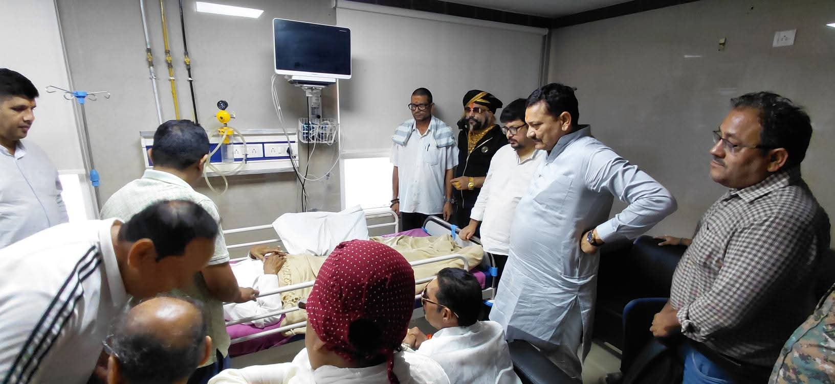 MLC चुनाव के बीच वशिष्ठ नारायण सिंह से मिलने IGIMS पहुंचे अनंत सिंह, बोले-'हमरा मोबाइलवा से पता चललों कि दादा बीमार हखिन'