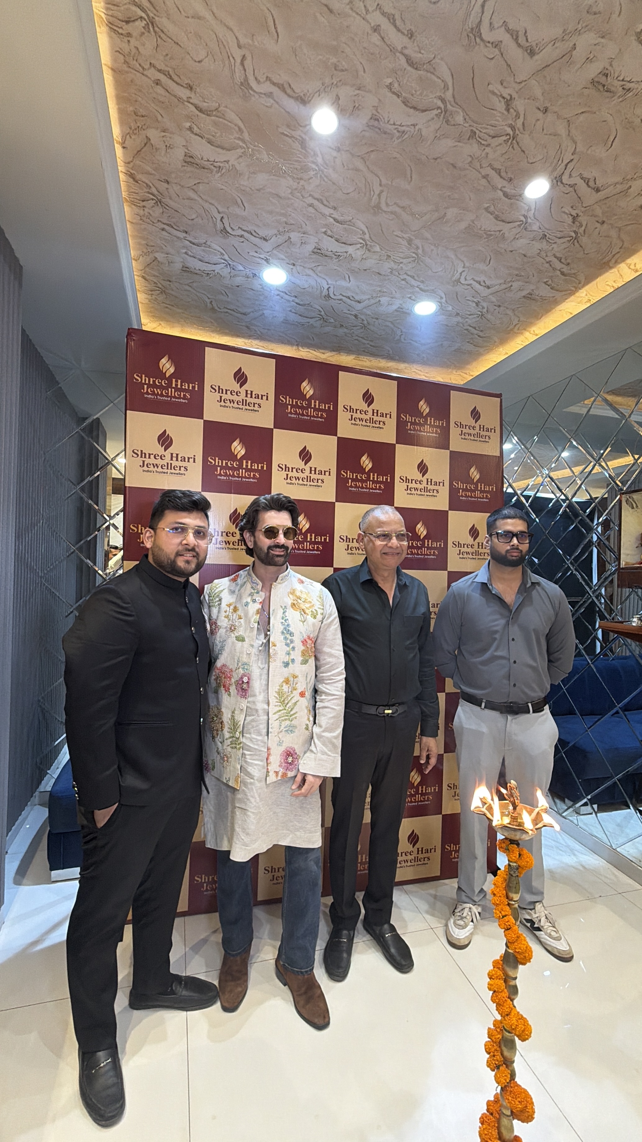 पटना के फ्रेजर रोड में श्री हरि ज्वेलर्स के छठे शोरूम का उद्घाटन, बॉलीवुड एक्टर नील नितिन मुकेश ने किया शुभारंभ