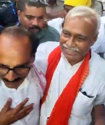 दरभंगा चुनाव में हार के बाद भी चर्चा में सर्वेश कुमार, RJD के अनिल कुमार झा को गले लगाकर दी बधाई
