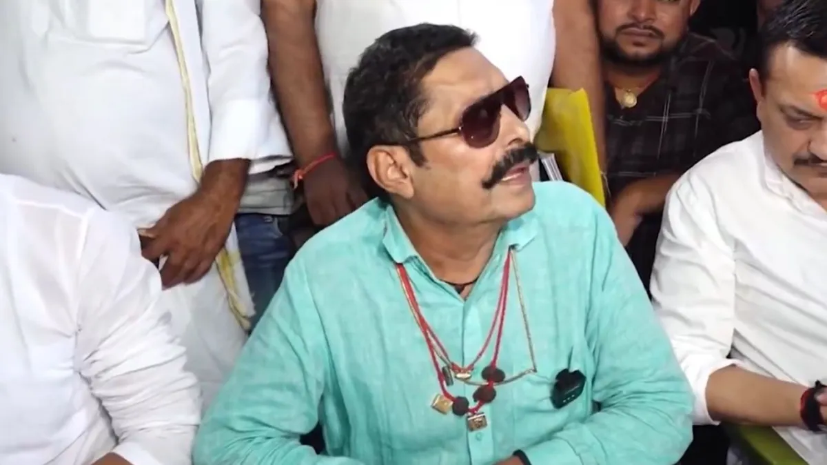 ‘हम सरकार हैं’ से ‘तोरा काहे दिक्कत हो रहा है?’टोपी-चश्मा-सिगरेट से लेकर ठेठ अंदाज तक… आखिर क्यों हर बार सुर्खियों में आ जाते हैं ‘छोटे सरकार’ अनंत सिंह?