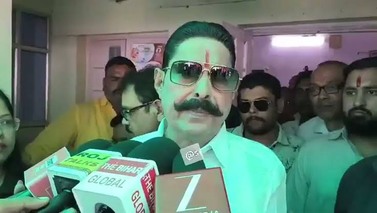 ‘हम सरकार हैं’ से ‘तोरा काहे दिक्कत हो रहा है?’टोपी-चश्मा-सिगरेट से लेकर ठेठ अंदाज तक… आखिर क्यों हर बार सुर्खियों में आ जाते हैं ‘छोटे सरकार’ अनंत सिंह?