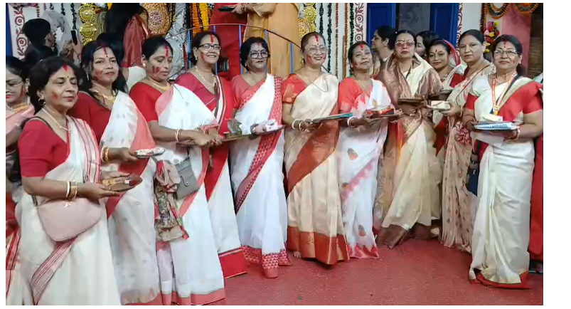 गया में सिंदूर खेला के साथ मां दुर्गा को विदाई, महिलाओं ने संभाली पूजा की पूरी कमान