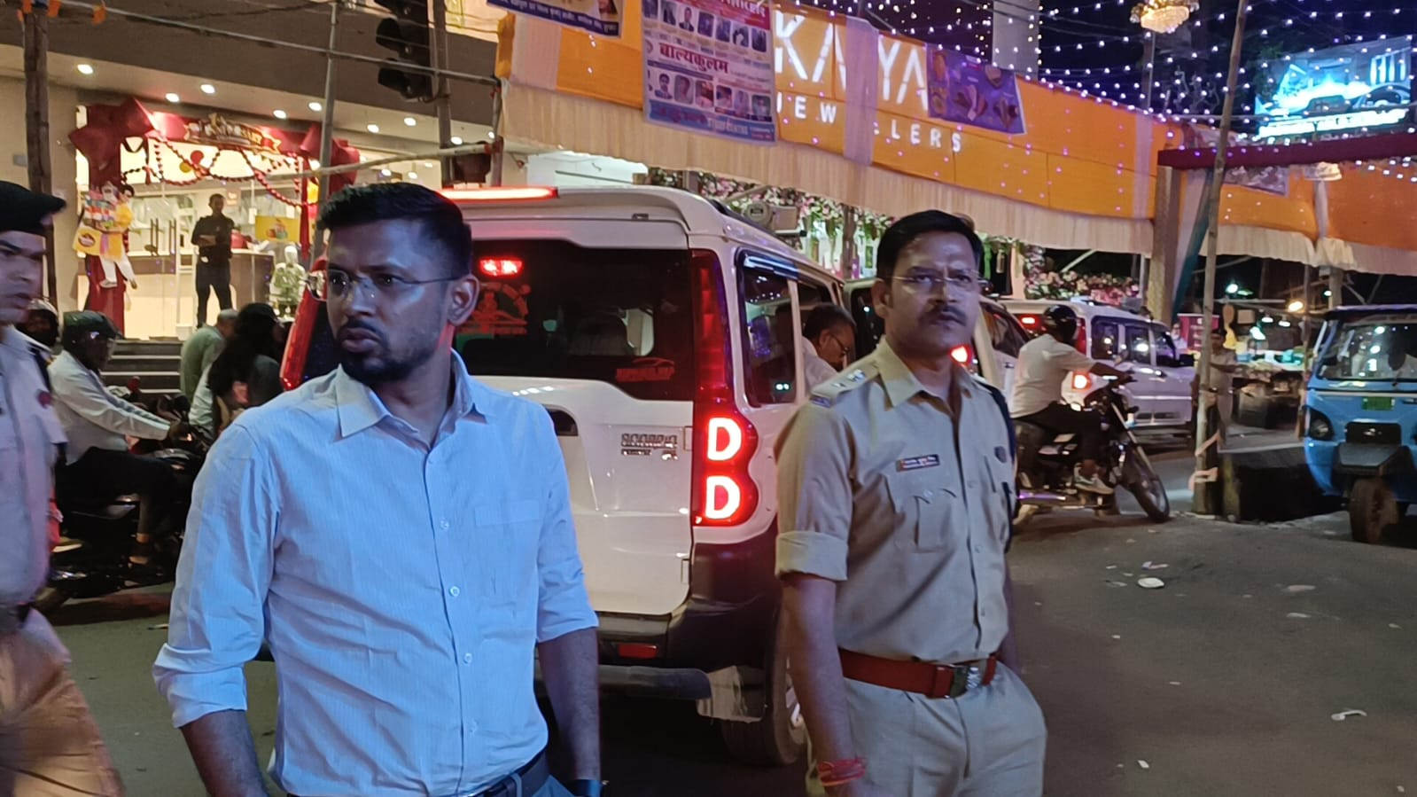 मुजफ्फरपुर में DM-SSP ने पूजा पंडालों का किया निरीक्षण, सुरक्षा और भीड़ नियंत्रण को लेकर दिए आवश्यक निर्देश