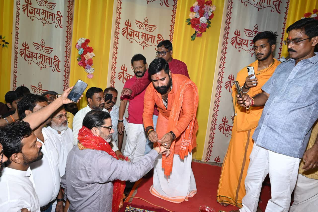पटना के डाकबंगला पूजा पंडाल पहुंचे लालू यादव और प्रशांत किशोर, मीसा भारती ने दी दशहरा की शुभकामनाएं