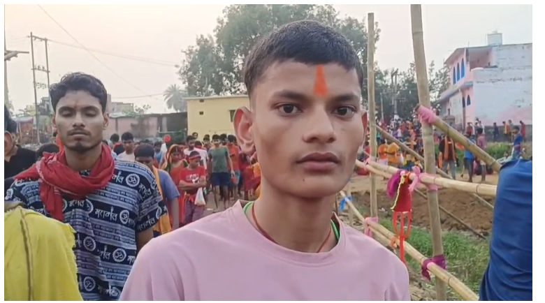 Teldiha Durga Mandir: नवरात्र के पहले दिन तेलडीहा मंदिर में उमड़ा आस्था का सैलाब, 20 KM पैदल चलकर पहुंचे श्रद्धालु