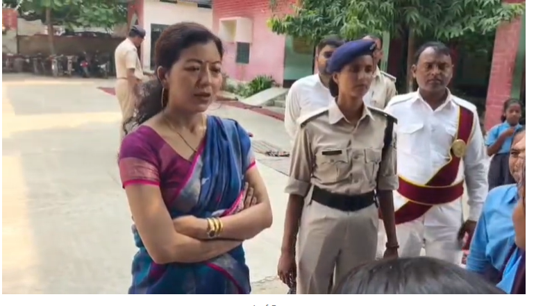 जहानाबाद के सरकारी स्कूल में बच्चों के बीच बैठकर डीएम ने खाया मिड-डे मील, कम उपस्थिति पर जताई नाराजगी
