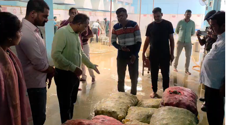 BIHAR: बनमनखी के केंद्रीयकृत रसोईघर में SDM का छापा, भोजन की गुणवत्ता से लेकर अग्नि सुरक्षा तक मिलीं खामियां