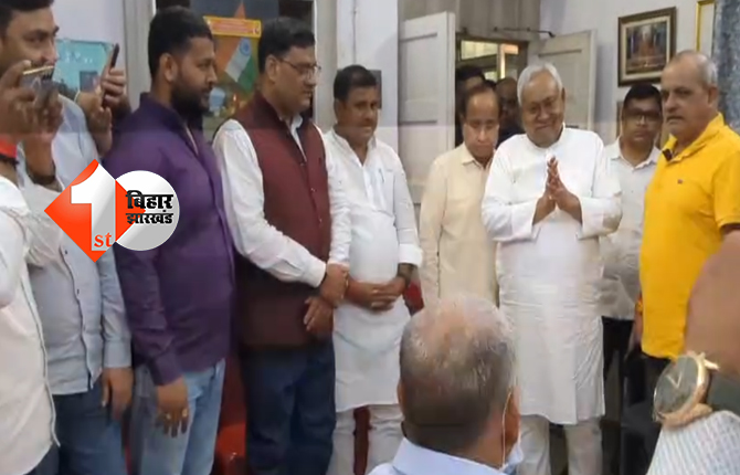 MLC चुनाव से ठीक एक दिन पहले नीरज कुमार से मिलने पहुंचे नीतीश, बेड पर आराम कर रहे जेडीयू प्रत्याशी को दिया जीत का आशीर्वाद