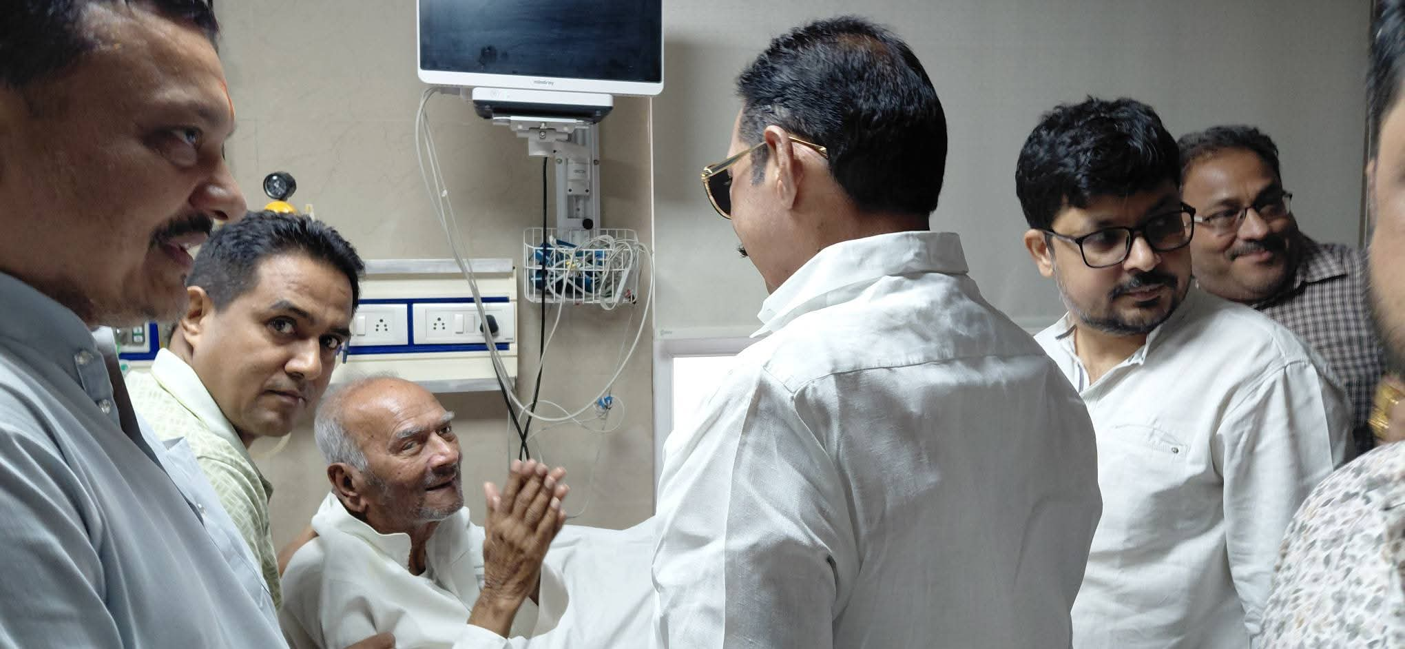 MLC चुनाव के बीच वशिष्ठ नारायण सिंह से मिलने IGIMS पहुंचे अनंत सिंह, बोले-'हमरा मोबाइलवा से पता चललों कि दादा बीमार हखिन'
