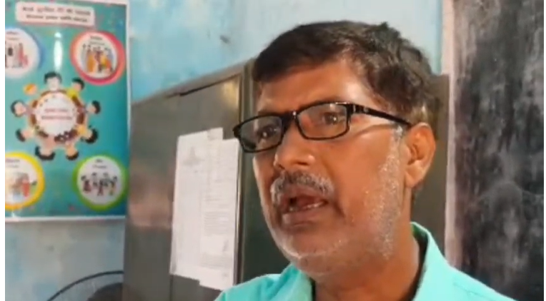 बिहार में ‘जुगाड़ टेक्नोलॉजी’ पर टिका सरकारी स्कूल: बेंच-डेस्क के सहारे छत का पिलर, जर्जर भवन में 191 बच्चों की जान जोखिम में