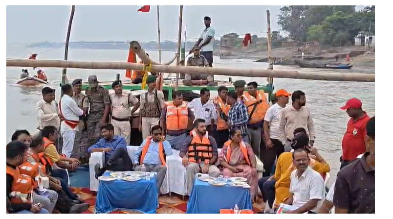 मुंगेर में डीएम ने नाव से किया छठ घाटों का निरीक्षण, बैरिकेडिंग के निर्देश