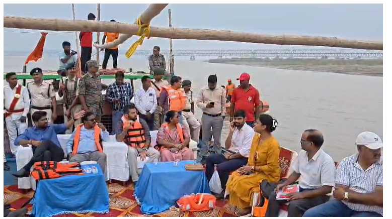 मुंगेर में डीएम ने नाव से किया छठ घाटों का निरीक्षण, बैरिकेडिंग के निर्देश