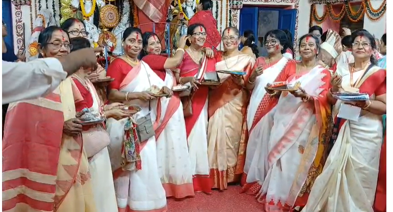 गया में सिंदूर खेला के साथ मां दुर्गा को विदाई, महिलाओं ने संभाली पूजा की पूरी कमान