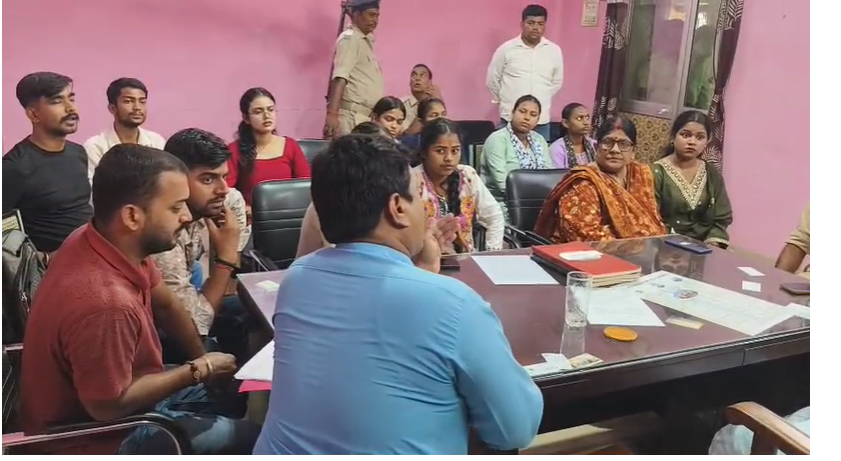 बेगूसराय SK महिला कॉलेज में 21 लाख की कथित गड़बड़ी पर बवाल, ABVP ने 4 घंटे तक किया प्राचार्य का घेराव