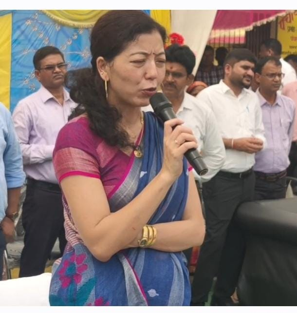 जहानाबाद के सरकारी स्कूल में बच्चों के बीच बैठकर डीएम ने खाया मिड-डे मील, कम उपस्थिति पर जताई नाराजगी
