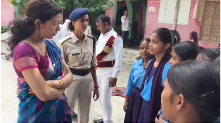 जहानाबाद के सरकारी स्कूल में बच्चों के बीच बैठकर डीएम ने खाया मिड-डे मील, कम उपस्थिति पर जताई नाराजगी