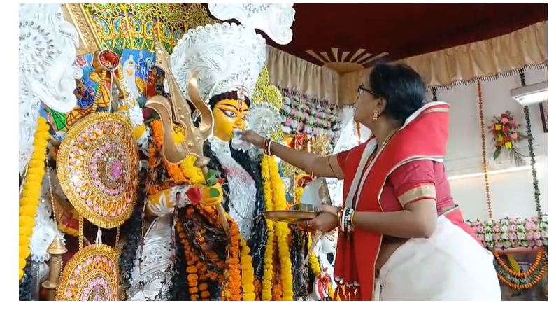 गया में सिंदूर खेला के साथ मां दुर्गा को विदाई, महिलाओं ने संभाली पूजा की पूरी कमान