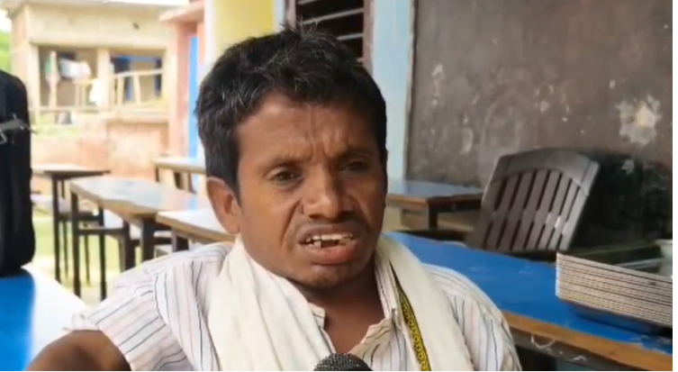 बिहार में ‘जुगाड़ टेक्नोलॉजी’ पर टिका सरकारी स्कूल: बेंच-डेस्क के सहारे छत का पिलर, जर्जर भवन में 191 बच्चों की जान जोखिम में