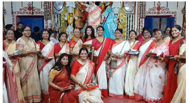 गया में सिंदूर खेला के साथ मां दुर्गा को विदाई, महिलाओं ने संभाली पूजा की पूरी कमान