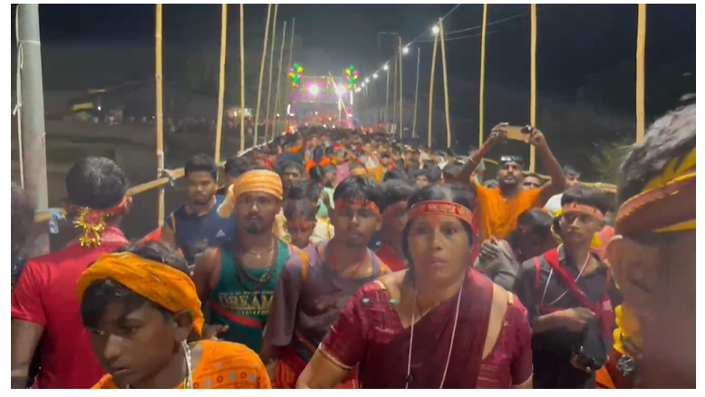 Teldiha Durga Mandir: नवरात्र के पहले दिन तेलडीहा मंदिर में उमड़ा आस्था का सैलाब, 20 KM पैदल चलकर पहुंचे श्रद्धालु
