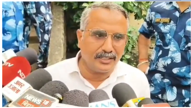 क्या यही शराबबंदी है? बिहार में विदेशी शराब की बड़ी खेप बरामद, ट्रंक-फ्रिज और बर्तनों में छिपाकर रखी गई थी लाखों रूपये की वाइन