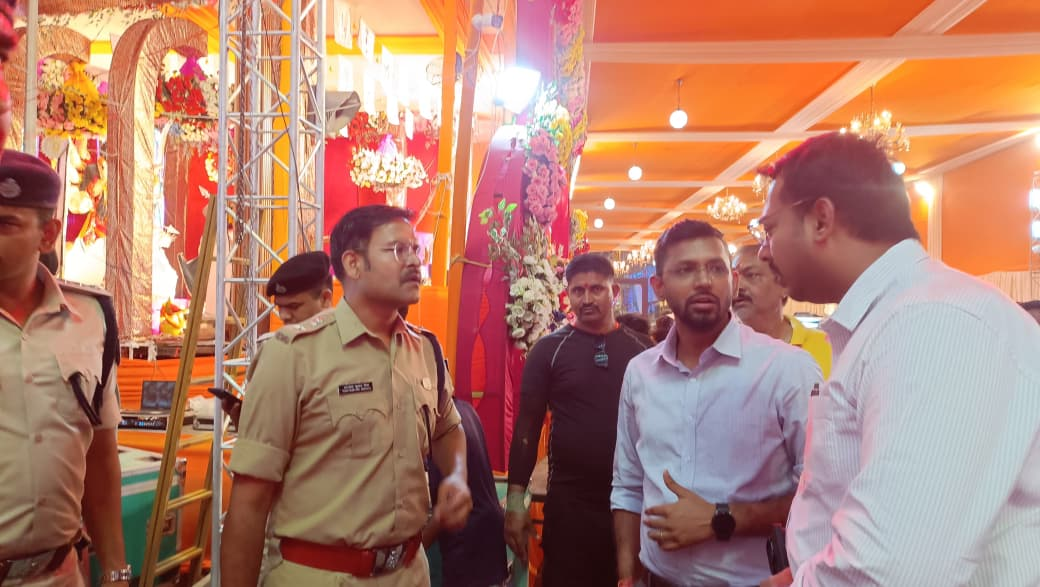 मुजफ्फरपुर में DM-SSP ने पूजा पंडालों का किया निरीक्षण, सुरक्षा और भीड़ नियंत्रण को लेकर दिए आवश्यक निर्देश