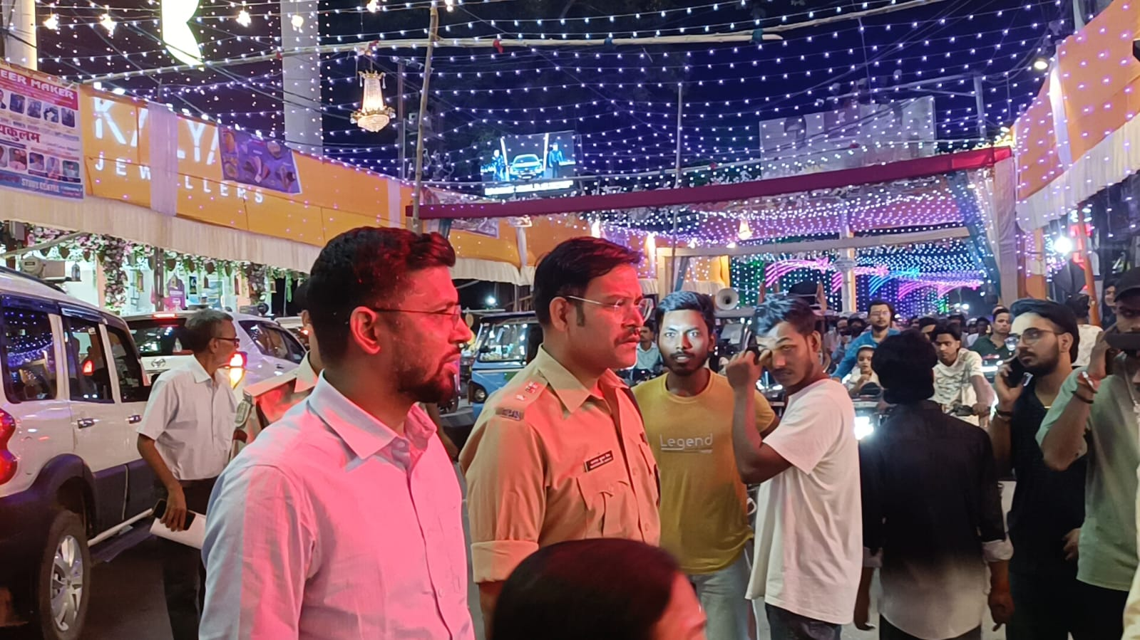 मुजफ्फरपुर में DM-SSP ने पूजा पंडालों का किया निरीक्षण, सुरक्षा और भीड़ नियंत्रण को लेकर दिए आवश्यक निर्देश