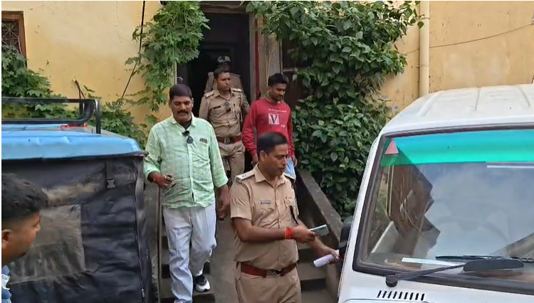 क्या यही शराबबंदी है? बिहार में विदेशी शराब की बड़ी खेप बरामद, ट्रंक-फ्रिज और बर्तनों में छिपाकर रखी गई थी लाखों रूपये की वाइन