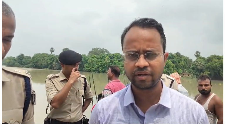 सारण के माही नदी का तटबंध टूटने से 8 गांव प्रभावित, उपमुख्यमंत्री बिजेंद्र प्रसाद यादव ने लिया जायजा