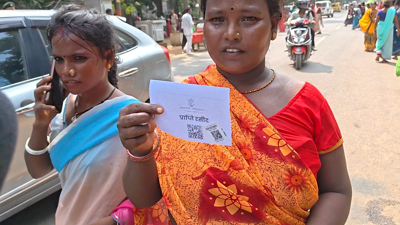 गरीबों को 3 डिसमिल जमीन का इंतजार: आधी रात से ही मुख्यमंत्री सचिवालय पहुंचीं हजारों महिलाएं, गोद में बच्चा लेकर इस भीषण गर्मी में लाइन में लगी  