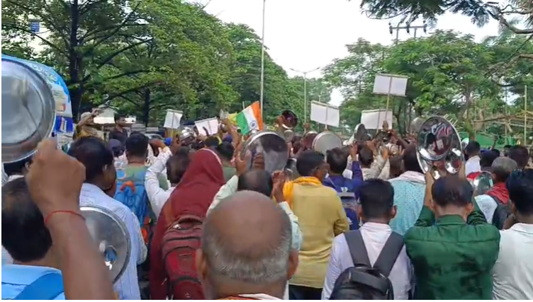 पटना में विद्यालय परिचारियों का अनोखा प्रदर्शन: पुलिस के सामने चम्मच से बजाने लगे थाली, कहा..नियुक्ति नहीं तो मृत्यु दो