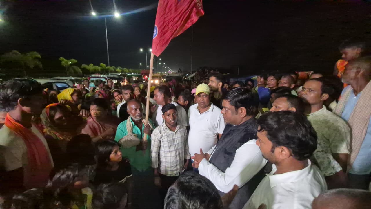 पटना मरीन ड्राइव पर बाढ़ पीड़ितों से मिले मुकेश सहनी, राहत कार्य तेज करने की मांग