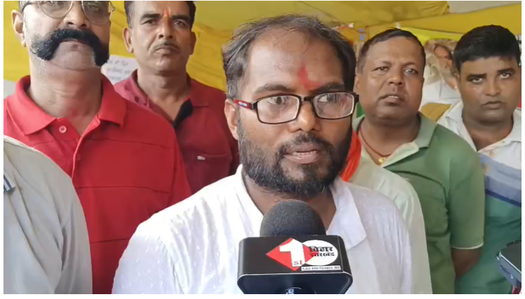 पटना में विद्यालय परिचारियों का अनोखा प्रदर्शन: पुलिस के सामने चम्मच से बजाने लगे थाली, कहा..नियुक्ति नहीं तो मृत्यु दो