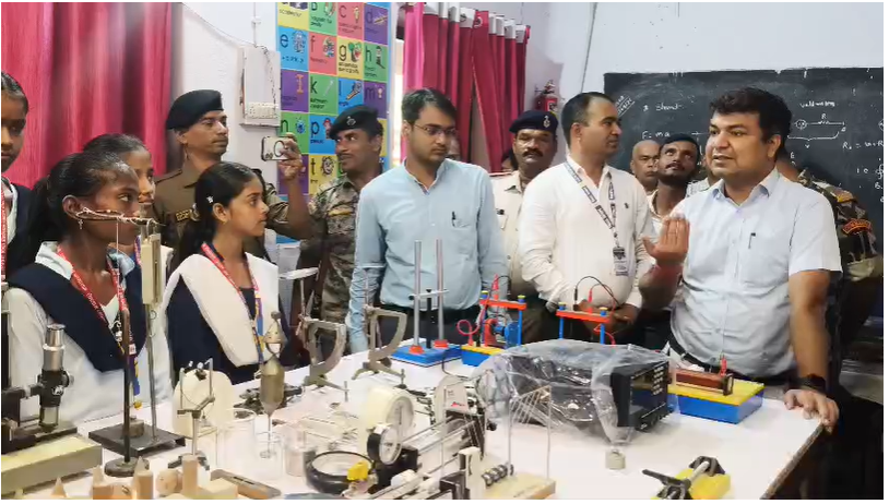 सासाराम में शिक्षक बने रोहतास डीएम, ब्लैकबोर्ड पर छात्रों को पढ़ाई ट्रिग्नोमेट्री