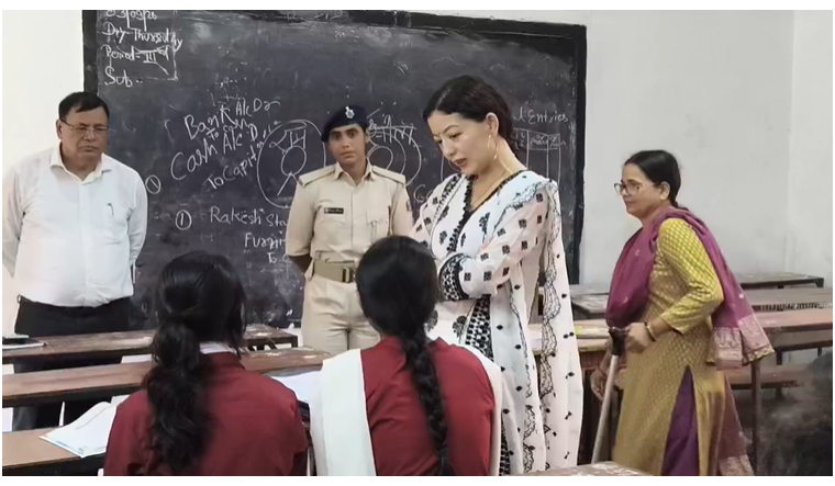औचक निरीक्षण में DM बनीं टीचर, बच्चों को पढ़ाया और पूछे सवाल; कम उपस्थिति पर जताई नाराजगी