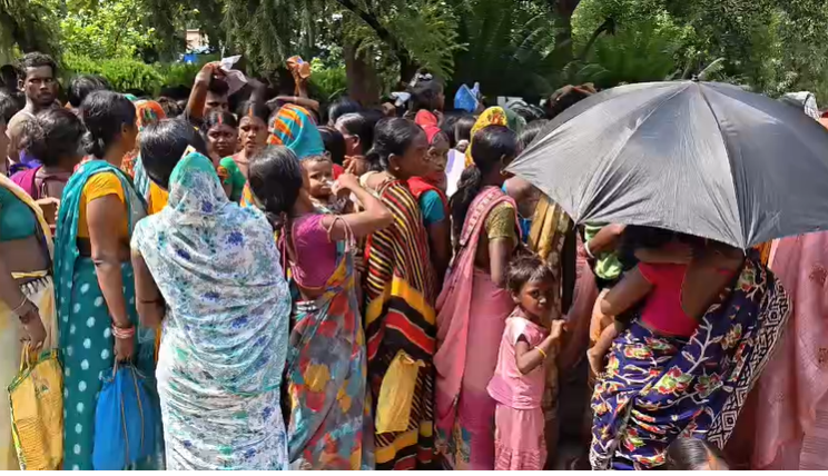 गरीबों को 3 डिसमिल जमीन का इंतजार: आधी रात से ही मुख्यमंत्री सचिवालय पहुंचीं हजारों महिलाएं, गोद में बच्चा लेकर इस भीषण गर्मी में लाइन में लगी  